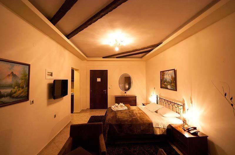 Nostos Hotel Káto Loutrákion 객실 사진