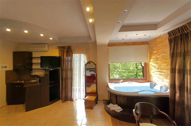 Nostos Hotel Káto Loutrákion 객실 사진