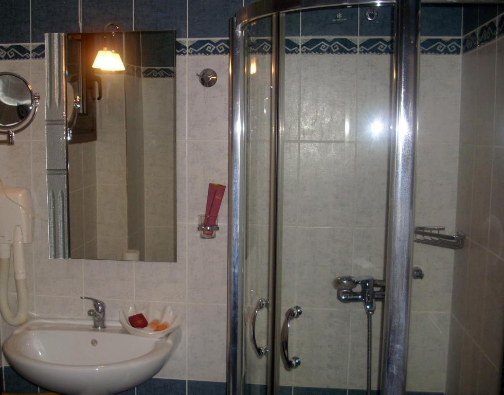 Nostos Hotel Káto Loutrákion 객실 사진